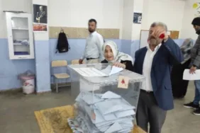 111 yaşındaki Cemile nine torunlarının yardımıyla oy kullandı