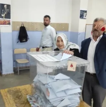 111 yaşındaki Cemile nine torunlarının yardımıyla oy kullandı