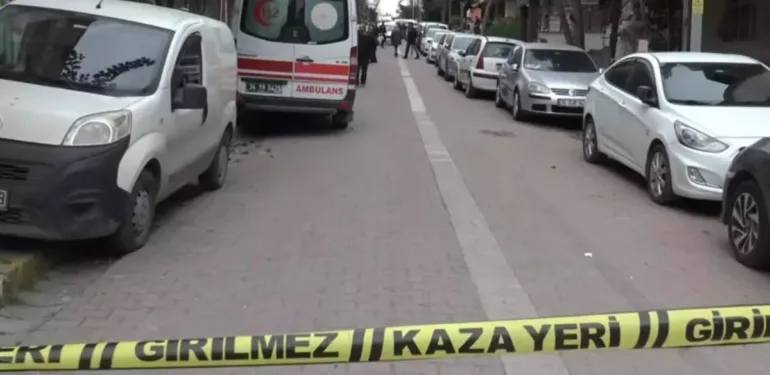 3 çocuğunun annesini çocuklarının gözü önünde öldürdü.