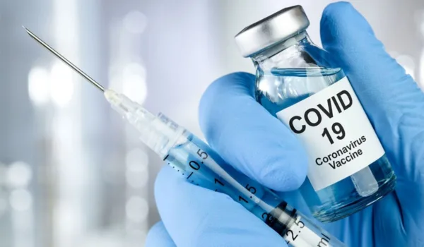 62 yaşındaki adam 217 kez Covid-19 aşısı oldu