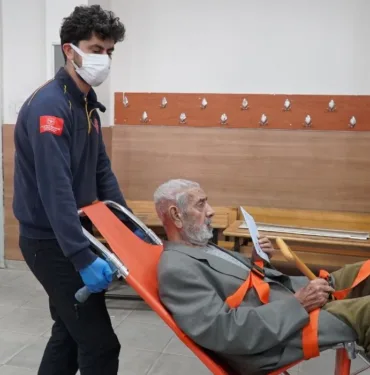 90 Yaşındaki Süleyman Işık, ambulansla sandık başına gitti