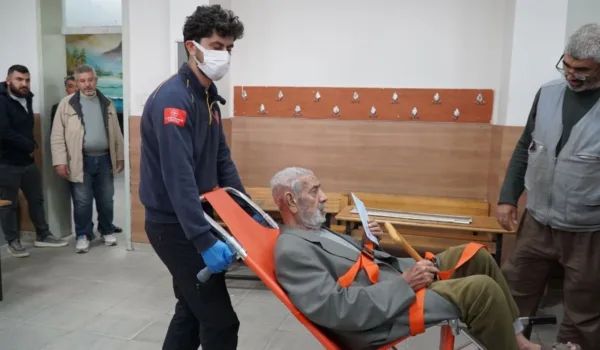 90 Yaşındaki Süleyman Işık, ambulansla sandık başına gitti