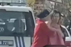 Adana'da sokak ortasında çıplak dolaştı! Battaniyeyle müdahale ettiler