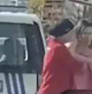 Adana'da sokak ortasında çıplak dolaştı! Battaniyeyle müdahale ettiler