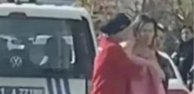 Adana'da sokak ortasında çıplak dolaştı! Battaniyeyle müdahale ettiler