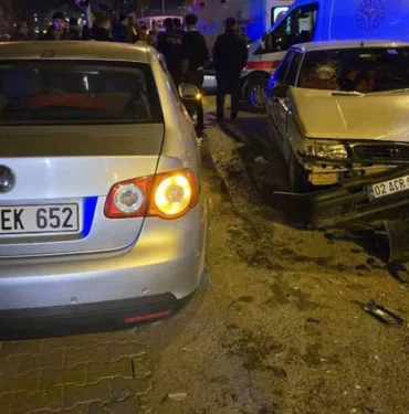 Adıyaman’da iki otomobil çarpıştı 12 yaralı
