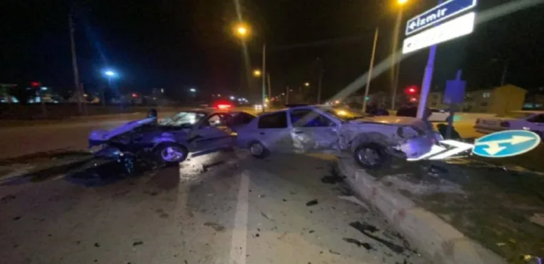 Afyonkarahisarda iki otomobil çarpıştı 'i çocuk 7 yaralı