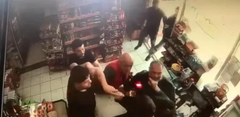 Antalya'da broşür kavgası İki kardeş tek kurşunla vuruldu, biri yaşamını yitirdi