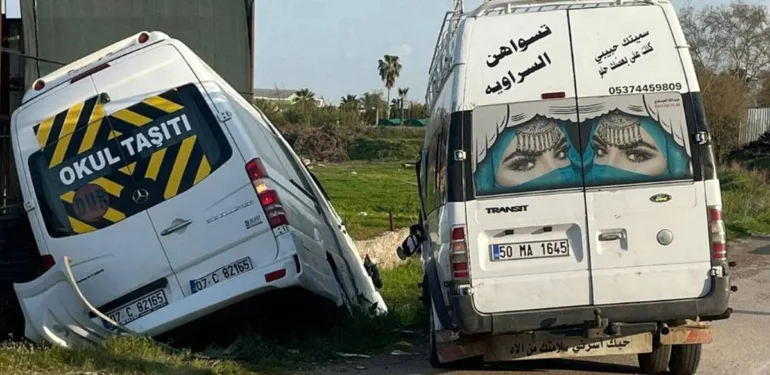 Antalya'da, öğrenci ile işçi servis minibüsleri çarpıştı 9 yaralı