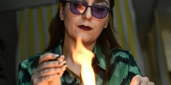 Atık camlardan yaptığı takılarla dünya markası oldu