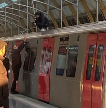 Ayrılık acısına dayanamayan genç, metronun üzerine çıkarak seferleri aksattı!