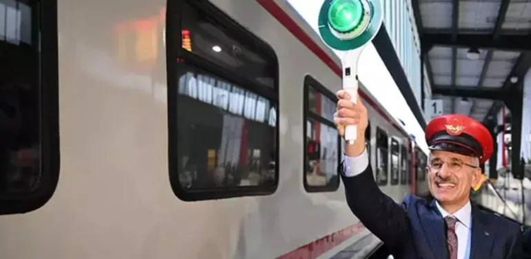 Bakan Uraloğlu Turistik Doğu Ekspresi'nde 11 bin 611 yolcu seyahat etti