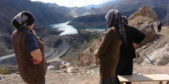 Baraj suyu çekilince ortaya çıkan köylerini izlediler