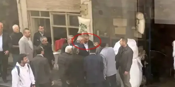 Belediye başkanından kendisine oy vermeyeceğini söyleyen kişiye sert tepki: vatandaşa yumruk attı