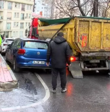 Beşiktaş'ta hafriyat kamyonunun tekeri fırladı 1 öğrenci yaralandı