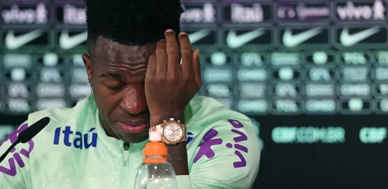 Brezilyalı yıldız futbolcu Vinicius, basın toplantısında gözyaşlarını tutamadı