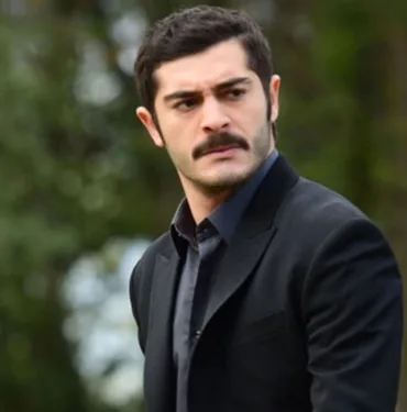 Burak Deniz'in partneri belli oldu! Oyuncular arasındaki yaş farkı tepki çekti