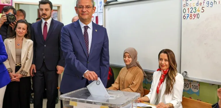 CHP Genel Başkanı Özgür Özel oyunu kullandı 'Silahlardan uzak durmayı öneriyorum
