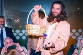 Can Yaman kadın hayranlarına çiçek dağıttı