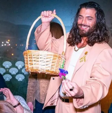 Can Yaman kadın hayranlarına çiçek dağıttı