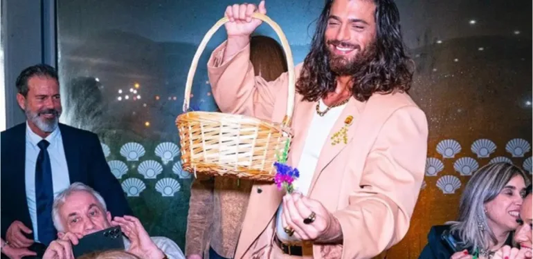 Can Yaman kadın hayranlarına çiçek dağıttı