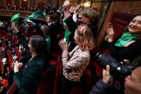 Dünyada bir ilk! Fransa'da kürtaj hakkı anayasal güvence altına alındı