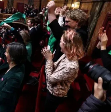 Dünyada bir ilk! Fransa'da kürtaj hakkı anayasal güvence altına alındı