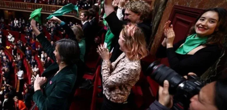 Dünyada bir ilk! Fransa'da kürtaj hakkı anayasal güvence altına alındı