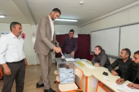 Dünyanın en uzun adamı ünvanlı Sultan Kösen Mardin'de oyunu kullandı (2)