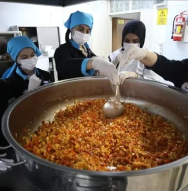 Elazığ'da anaokulu öğrencilerinin yemeğini kız meslek liseliler hazırlıyor