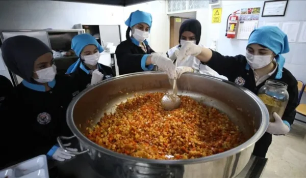 Elazığ'da anaokulu öğrencilerinin yemeğini kız meslek liseliler hazırlıyor