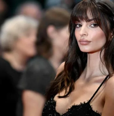 Emily Ratajkowski'nin yeni tarzı Boşanma yüzükleri...