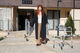 Enkazdan kurtarıldıktan sonra 9 ameliyat geçiren Rümeysa desteksiz adım atmaya başladı