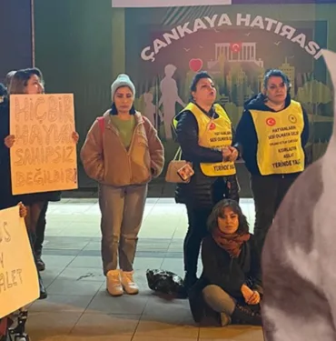 'Eros' davasındaki karar sonrası hayvanseverlerden oturma eylemi