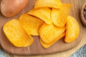 Evde kolayca yapabileceğiniz çıtır çıtır enfes patates cipsi tarifi! Evde patates cipsi nasıl yapılır