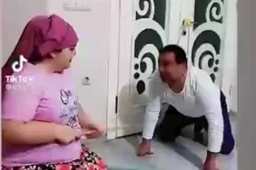 Görüntüler Olay Oldu Kadın, İple Tasma Gibi Bağladığı Adamı Sopayla Eğitiyor