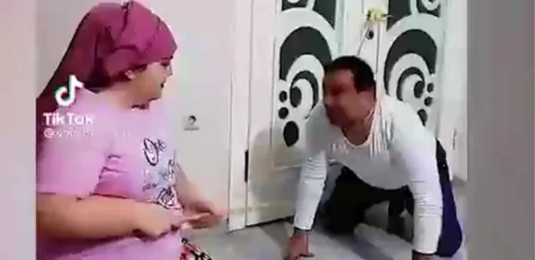 Görüntüler Olay Oldu Kadın, İple Tasma Gibi Bağladığı Adamı Sopayla Eğitiyor