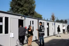 Hatay'da seçmenler konteynerlerde oy kullandı