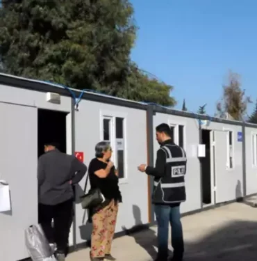 Hatay'da seçmenler konteynerlerde oy kullandı