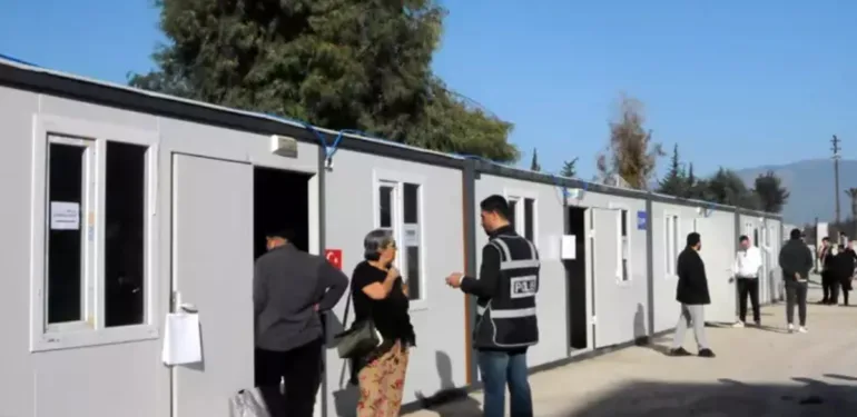 Hatay'da seçmenler konteynerlerde oy kullandı