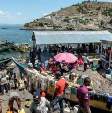 Hayatta kalma mücadelesi Migingo Adası'nda yılanlarla dans!