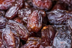 Hurma fiyatları cep yakıyorMısır Çarşısında taneyle hurma satışı