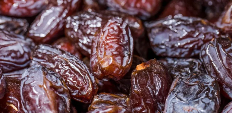 Hurma fiyatları cep yakıyorMısır Çarşısında taneyle hurma satışı