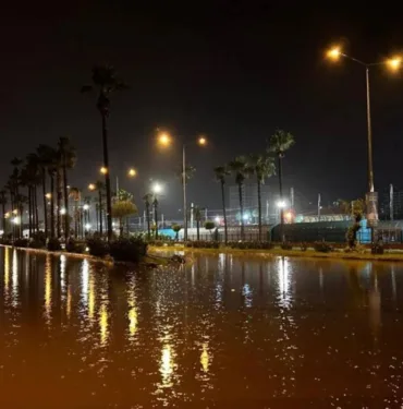 İskenderun'da kuvvetli yağış caddeleri göle döndürdü