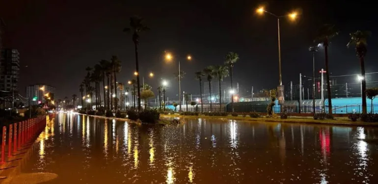 İskenderun'da kuvvetli yağış caddeleri göle döndürdü