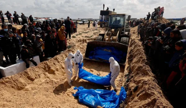 İsrail'in katlettiği siviller toplu mezarlara gömüldü
