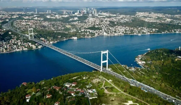 İstanbul Boğazı’nda gemi trafiğine yat yarışı düzenlemesi