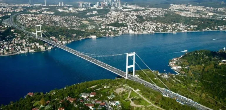 İstanbul Boğazı’nda gemi trafiğine yat yarışı düzenlemesi