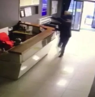 İstanbul'da iş hanına uzun namlulu silahla baskın!