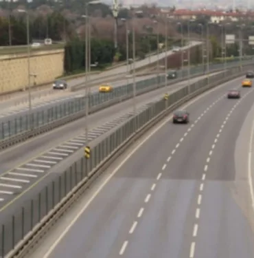 İstanbul'da seçim heyecanı Evlerde kalmak tercih edildi, Yollar boşaldı!